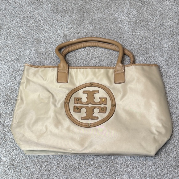 Tory Burch | Ella Recycled Nylon Material Tote Bag in Tan & Cream - Picture 14 of 14